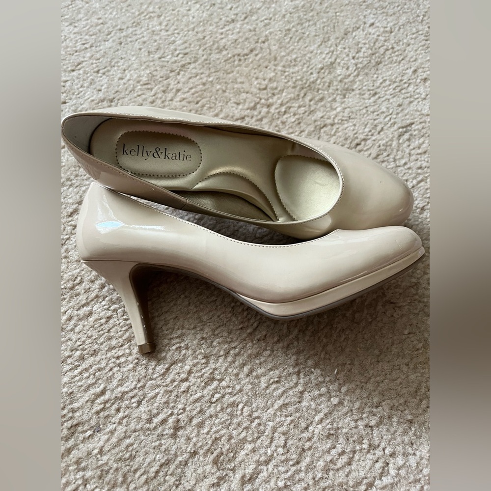 Kelly & Katie 2” Cream Heels with Cushioned Insole Never Worn.
